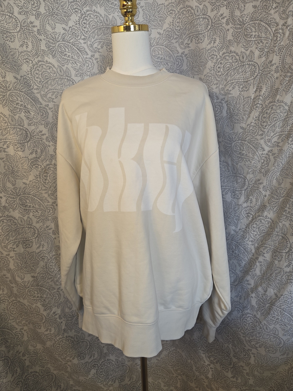 H&M Cream Crewneck Sweatshirt with White Graphic